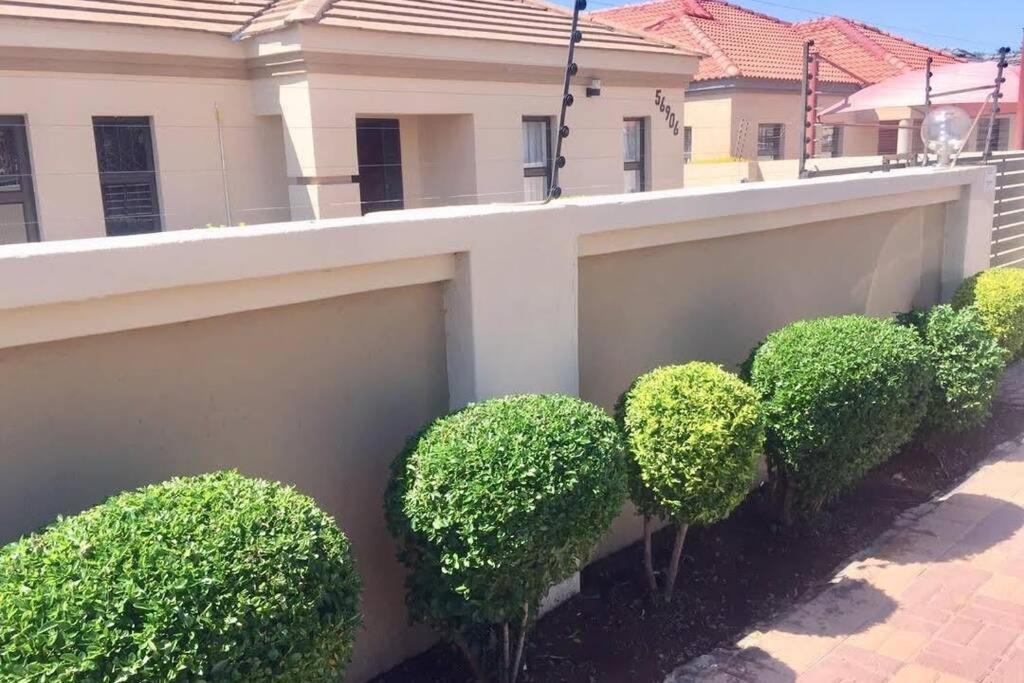 Villa Olive Exclusive à Gaborone Extérieur photo
