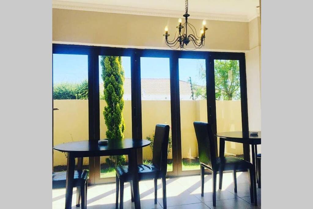 Villa Olive Exclusive à Gaborone Extérieur photo